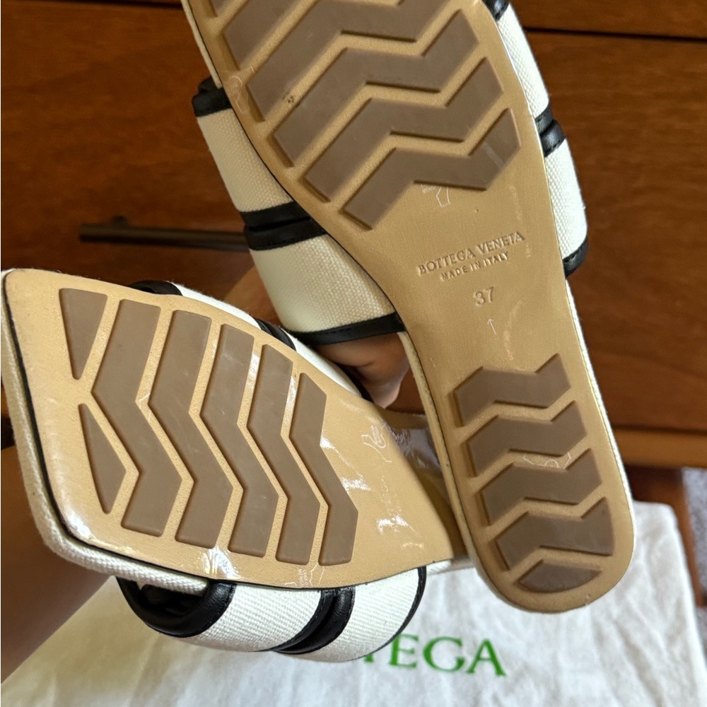 Bottega Veneta White and Black Sandals - Picture 2 of 6